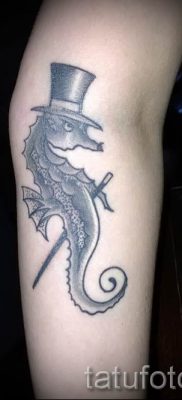 Tengeri ló tetoválás - fotó példa a kész tetoválásra az 53 jelentéséről szóló cikkhez