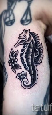 Tengeri ló tetoválás - fotó példa a kész tetoválásra a 45 jelentéséről szóló cikkhez