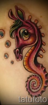 Tengeri ló tetoválás - fotó példa a kész tetoválásra a 35 jelentéséről szóló cikkhez