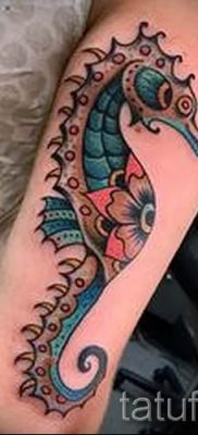 Tengeri ló tetoválás - fotó példa a kész tetoválásra a 2 jelentéséről szóló cikkhez