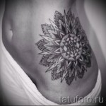 татуировка на бедрата й мандала 1