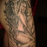 Ангелска татуировка на бедрата 1