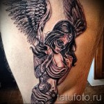 Ангелска татуировка на бедрата 2