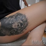 татуировка вълк на бедрото