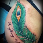 Татуировка с пера на бедрото за снимки на момичета - примери за готови татуировки на снимки 01022016 4