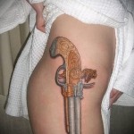 татуировка с пистолет на бедро - примери за готови татуировки на снимки 01022016 1