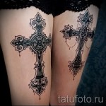 кръстосана татуировка на бедрото 1