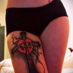 кръстосана татуировка на бедрото 3