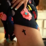 кръстосана татуировка на бедрото 4