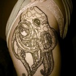 татуировка на октопод на бедрата 2