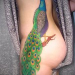 татуировка паун на бедрото й 1