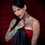 tetovált lány homloktetoválással