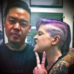 női tetoválás a fején a templomban a felirattal