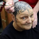 tetoválás egy idős nő fején