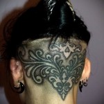 tetoválás a fej hátsó részén mintákkal