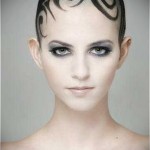 spirálok tetováláson egy nő fején