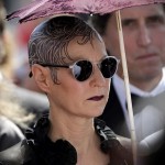 nő tetoválással a kopasz fején