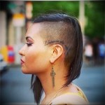 tetoválás a fején a fül fölött - betűkkel - női tetoválás