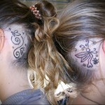 példák női tetoválásokra a fejre a fül mögött