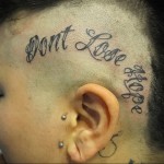 tetoválás felirat a fején - ne veszítse el a reményt
