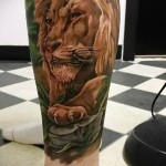 oroszlán tetoválás a borjú lábán - fényképes példa 20122015 -ös számból