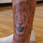 oroszlán tetoválás a borjú lábán - fényképes példa 20122015 -ös számból