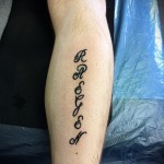 tetoválás a lábszár feliratain - fotó példa 20122015 -ből 2. sz