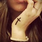 Kereszt tetoválás a kezén - fényképek és példák a 01032016 -ból 2