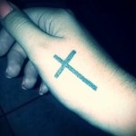 Kreuz -Tattoo auf der Hand - Fotos und Beispiele von 01032016 1