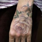 Rose Tattoo auf der Hand - Fotos und Beispiele von 01032016 3