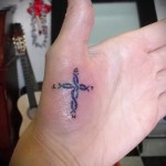 tatouage croix sur la main - photographyies et des exampleles de 01032016 2