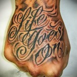 Tätowierung auf der Hand Schriftzug - Fotos und Beispiele von 01032016 1