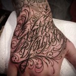 Tätowierung auf der Hand Schriftzug - Fotos und Beispiele von 01032016 3