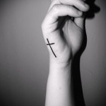 kereszt tetoválás a csuklón - fotók és példák a 01032016 -ból 3