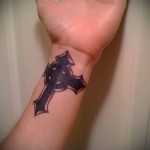 kereszt tetoválás a csuklón - fotók és példák a 01032016 -ból 17