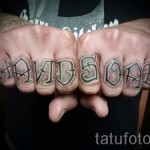 tetoválás feliratokkal az ujjakon és a kezeken fotó 1