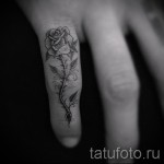rózsatetoválás a kezén - fotók és példák a 01032016 -ból 8