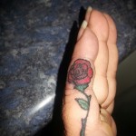 rózsatetoválás a kezén - fotók és példák a 01032016 -ból 14