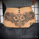 Tattoo auf dem Steißbein - Beispielfoto des fertigen Tätowierung auf dem Körper 1