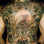 tetoválás a farokcsonton - fényképes példa a kész tetoválásra a testen 2