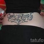 farokcsont tetoválás betűkkel 1