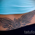 farokcsont tetoválás - fényképes példa egy kész tetoválásra a testen 2