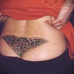 farokcsont tetoválás - fényképes példa egy kész tetoválásra a testen 5