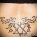 farokcsont tetoválás - fényképes példa egy kész tetoválásra a testen 12