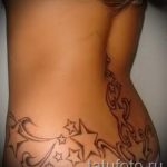 farokcsont tetoválás - fényképes példa egy kész tetoválásra a testen 16