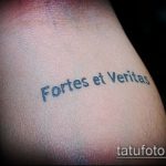 tetoválás latinul №556 - a minta exkluzív változata, amely sikeresen használható módosítására és tetoválásra latinul férfiak számára