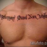 A tetoválás latinul # 827 a minta méltó változata, amely sikeresen használható felülvizsgálatra és alkalmazásra tetoválásként latinul a lábán