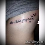 A tetoválás latinul # 147 a minta hűvös változata, amely jól használható feldolgozásra és tetoválásként történő alkalmazásra latinul a csuklón