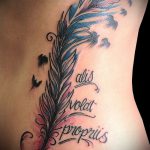 A tetoválás latinul # 790 a minta hűvös változata, amely könnyen használható változtatásra és tetoválásra latinul a lábán