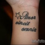 A tetoválás latin 70 -ben a rajz méltó változata, amely sikeresen használható átalakítására és tetoválásként történő alkalmazására latinul az életről